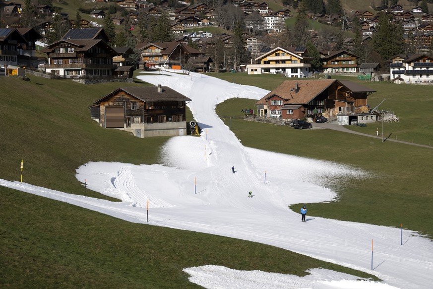 Skifahrer fahren auf der Piste zwischen Chuenisbaergli und Boden, am Mittwoch, 28. Dezember 2022 in Adelboden. (KEYSTONE/Anthony Anex)