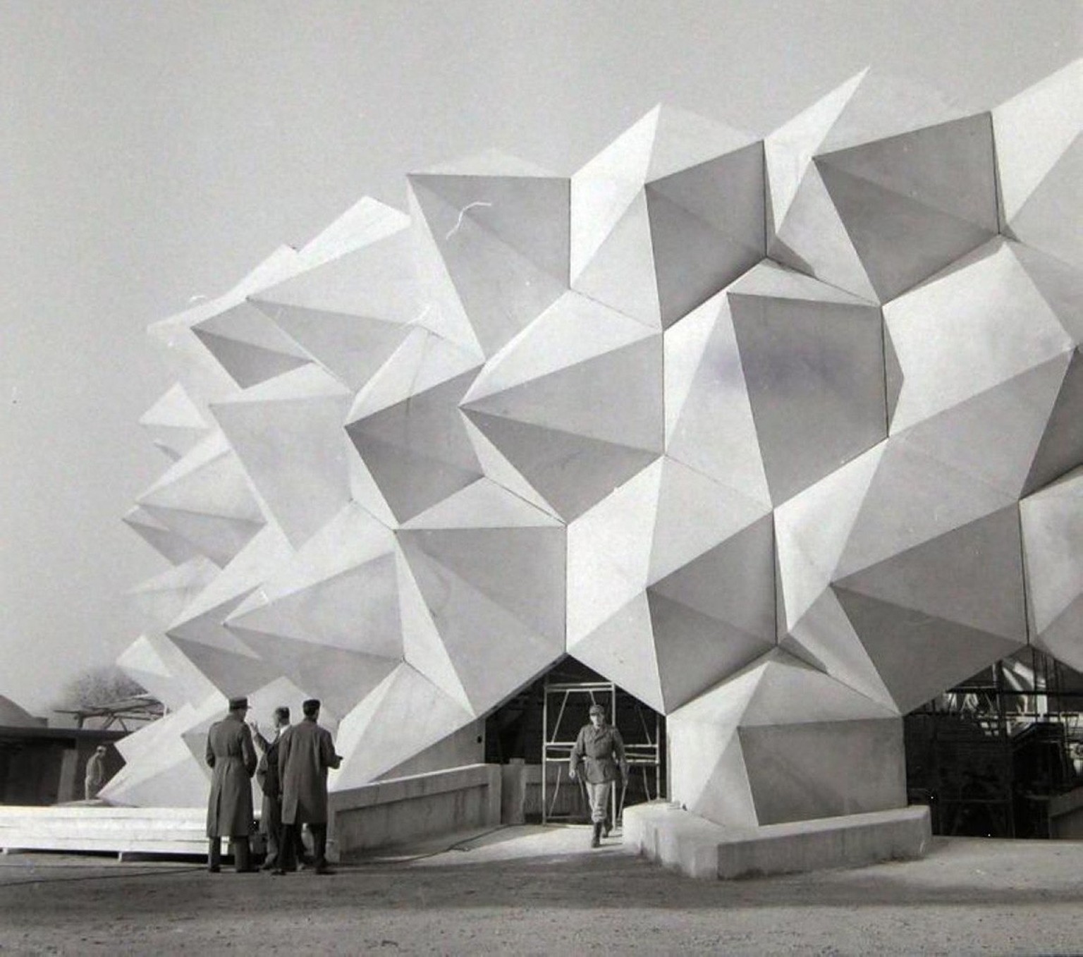 The main pavilion of Expo 64 in Lausanne in the form of a hedgehog: The National Gallery was strongly influenced by the spirit of the Cold War and the spirit of national defense.