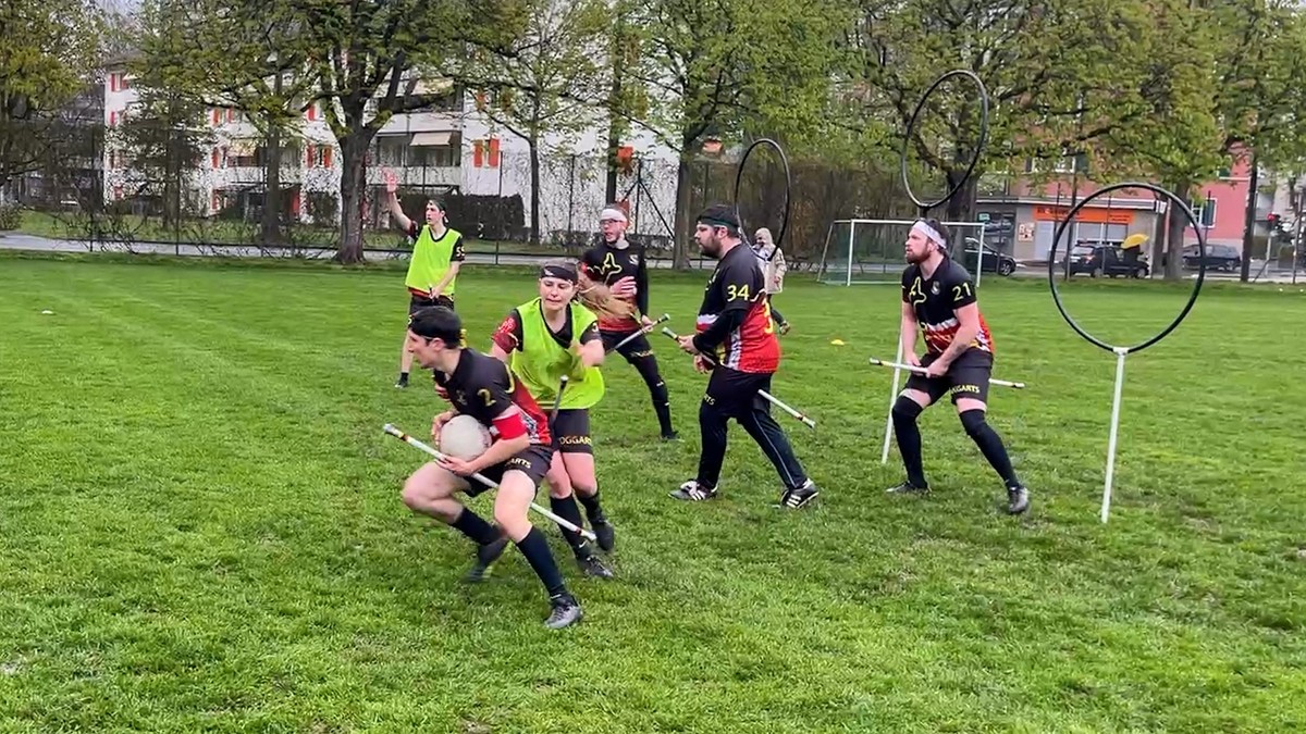 Die Berner Boggarts haben früher Quidditch gespielt. Heute spielen sie Quadball. Das Spiel ist das gleiche, nur einige Begriffe wurden umbenannt. Damit soll der Sport ins Zentrum rücken. Schon bald wi ...
