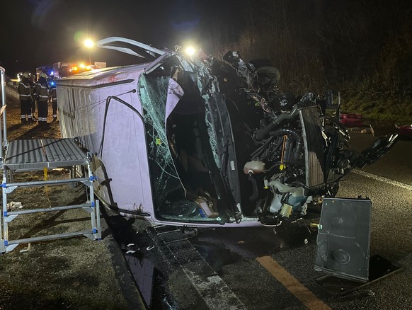 Am frühen Mittwochmorgen, 27. Dezember 2023, kurz nach 05.00 Uhr, kam es auf der Autobahn A18 bei Aesch BL zu einer Frontalkollision zwischen einem Personenwagen und einem Lieferwagen. Dabei verstarb  ...