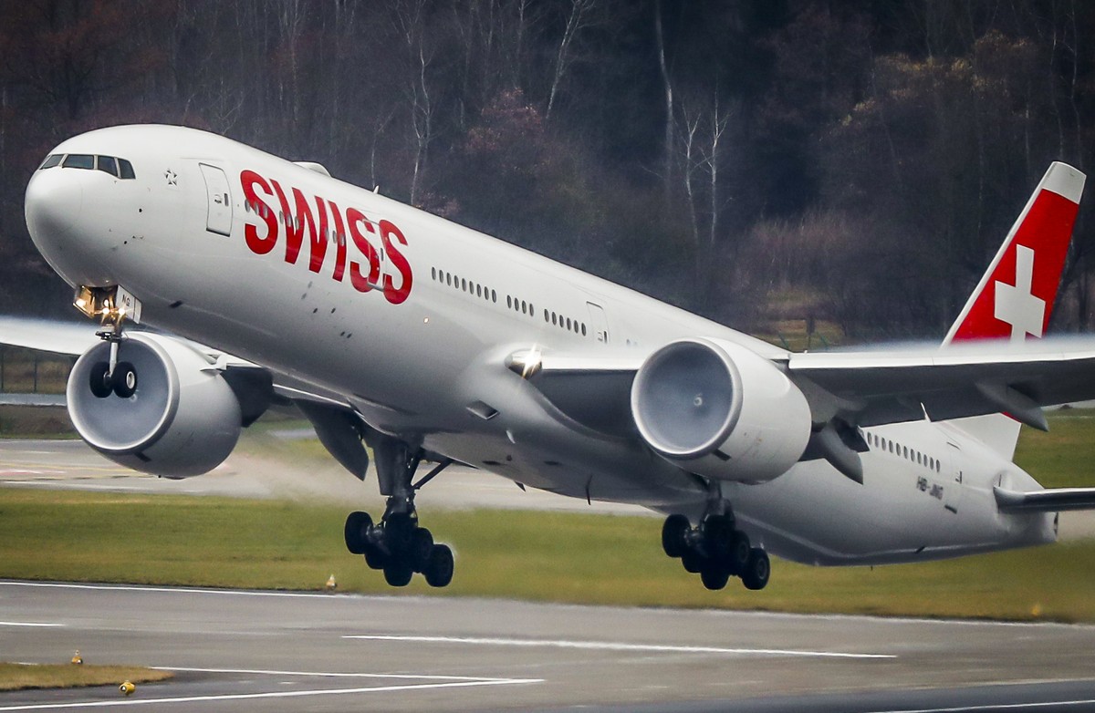 ARCHIV - ZU DEN HALBJAHRESZAHLEN DER SWISS, AM DIENSTAG, 31. JULI 2018, STELLEN WIR IHNEN FOLGENDES BILDMATERIAL ZUR VERFUEGUNG ---- Eine Boeing 777-300 von Swiss Airlines startet auf der Piste 16, am ...
