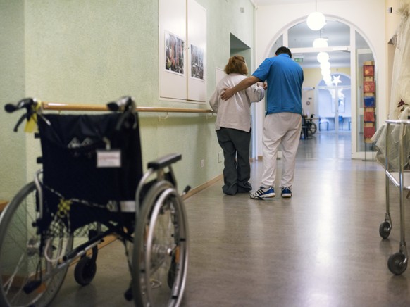 Ein Zivi im Einsatz. Der Ständerat will den Zugang zum Zivildienst erschweren, damit wieder mehr junge Männer Militärdienst leisten. (Archivbild)