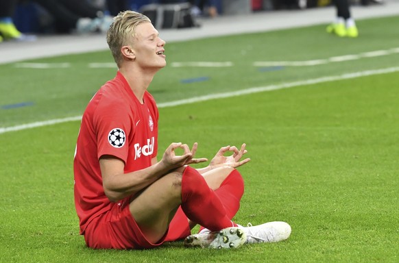 Salzburg&#039;s Erling Braut Haaland, left, celebrates after scoring the opening goal during the Champions League Group E soccer match between FC Red Bull Salzburg and Napoli in Salzburg, Austria, Wed ...