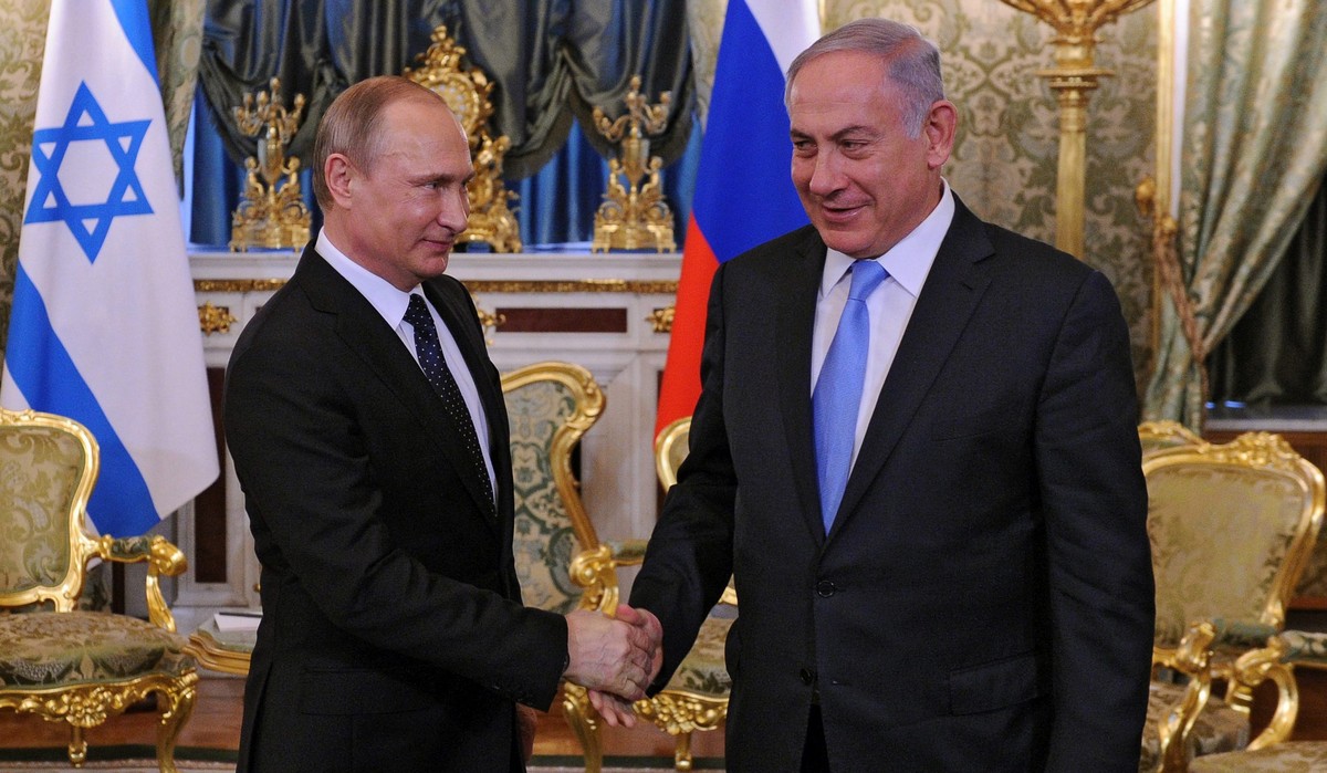 epa05350054 Russian President Vladimir Putin (L) shakes hands with Israeli Prime Minister Benjamin Netanyahu (R) during a meeting at the Kremlin in Moscow, Russia, 07 June 2016. EPA/MIKHAIL KLIMENTYEV ...