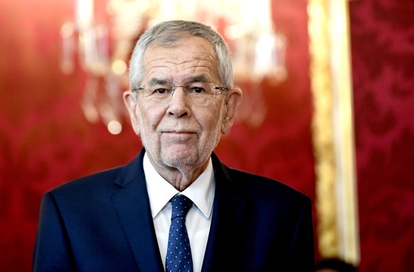 epa07588851 Austrian President Alexander Van der Bellen arrives to receive Austrian Chancellor Sebastian Kurz at the Presidential office in Vienna, Austria, 21 May 2019. Kurz proposed on 20 May 2019 t ...