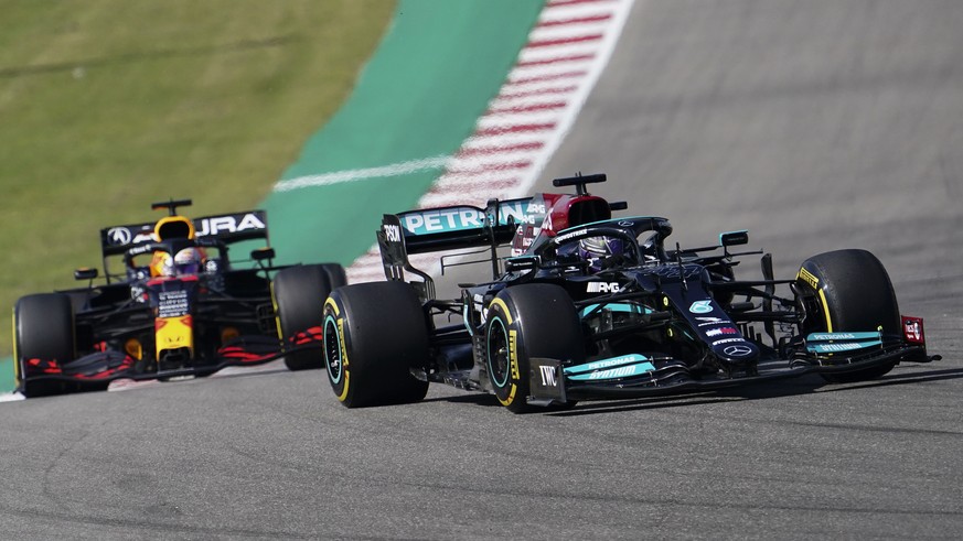 epa09544367 British Formula One driver Lewis Hamilton of Mercedes-AMG Petronas leads the pack ahead of Dutch Formula One driver Max Verstappen of Red Bull Racing during the Formula One Grand Prix of t ...