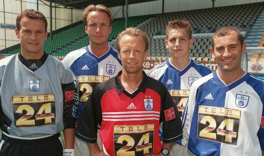 GC-Trainer Roger Hegi, vorne mitte, posiert am 5. Juli 1999 auf dem Zuercher Hardturm mit den neuen Zuzuegen, vlnr, Stefan Huber, Marc Hodel, Mladen Petric und Patrick Isabella. (KEYSTONE/CHRISTOPH RU ...