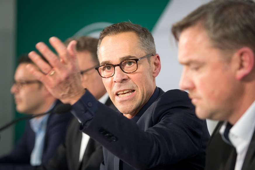 Matthias Hueppi, der neue Verwaltungsratspraesident des FC St. Gallen, spricht an einer Medienorientierung des FC St. Gallen, am Dienstag, 12. Dezember 2017, im Kybunpark in St. Gallen. Die Aktionaere ...