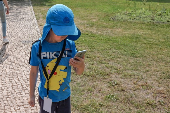 Edgar auf der Jagd nach den Taschenmonster am Pokémon-GO-Fest in Berlin