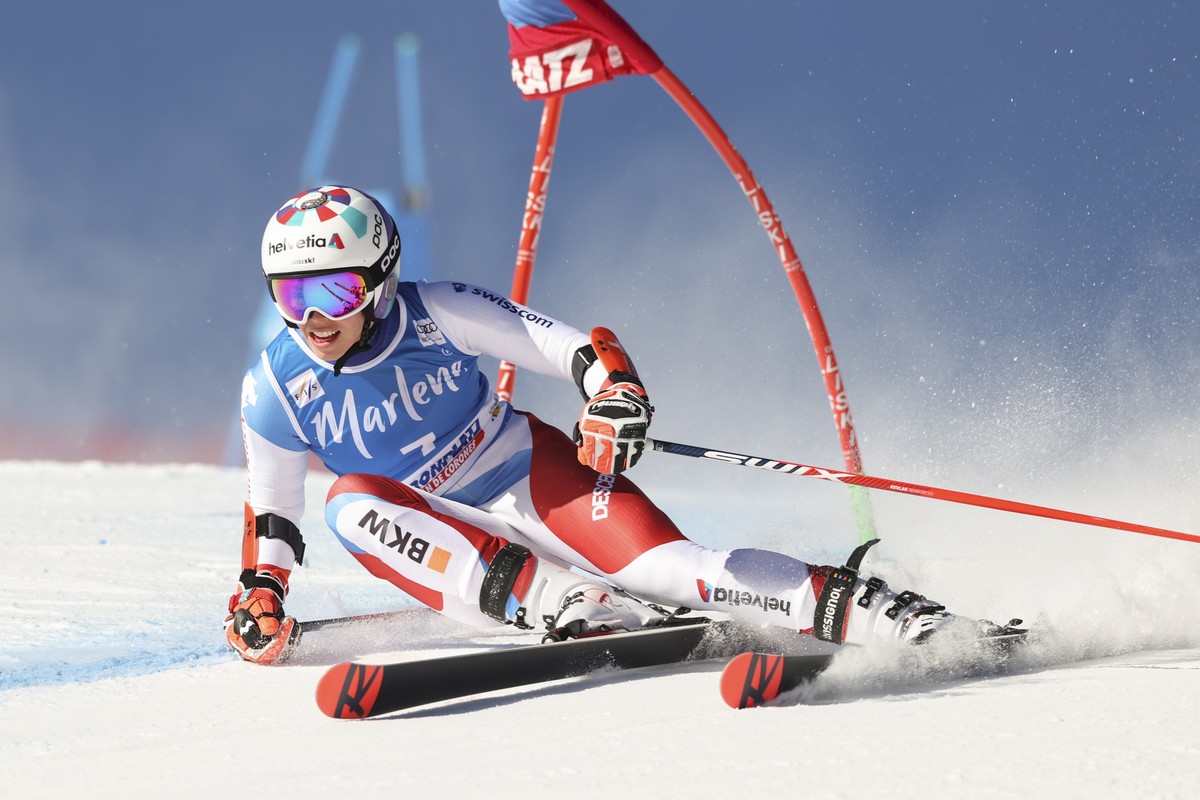 Switzerland's Michelle Gisin speeds down the course during the first run of an alpine ski, women's World Cup giant slalom, in Kronplatz, Italy, Tuesday, Jan. 25, 2022. (AP Photo/Alessandro T ...