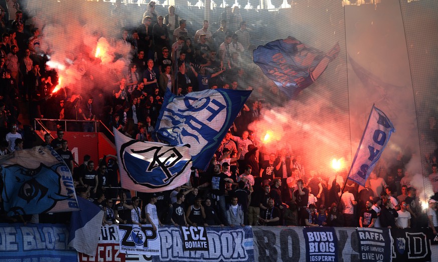 Das Feuerwerk der FCZ-Fans sorgt in Basel für einen Spielunterbruch.