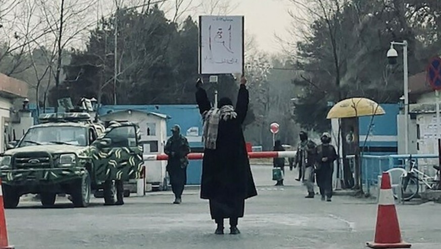 Die Afghanin Marwa protestiert alleine vor einer Universität.