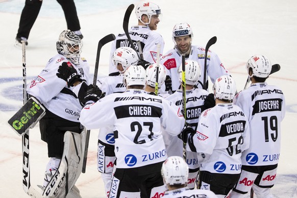 Luganos Torhueter Niklas Schlegel, links, und Luganos Romain Loeffel, hinten rechts, jubeln mit ihren Teamkollegen ueber den Sieg im Penaltyschiessen, im Eishockey Meisterschaftsspiel der National Lea ...