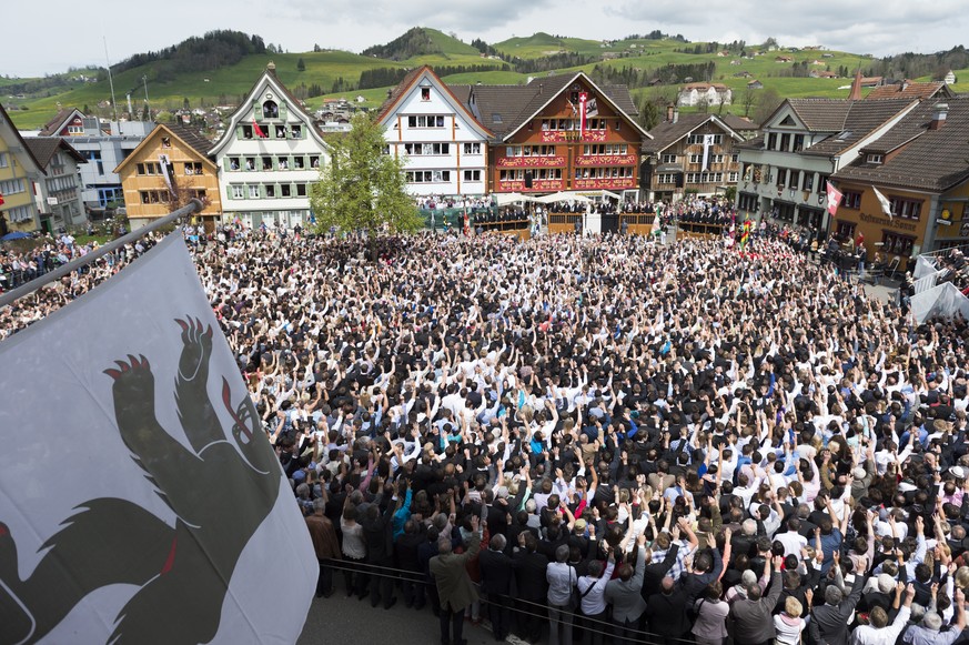 Die Stimmbuerger stimmen ueber ein Geschaeft ab, an der Landsgemeinde, am Sonntag, 26. April 2015, in Appenzell. Am letzten Sonntag im April versammeln sich jeweils alle Stimmberechtigen des Kantons A ...