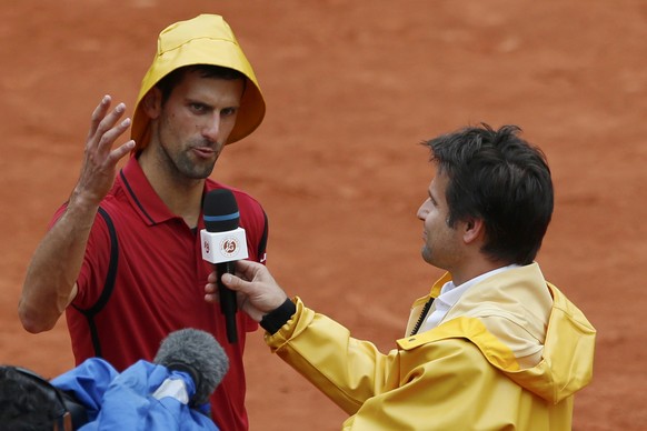 Djokovic trotz des Regens gut gelaunt, zumindest gegen aussen.