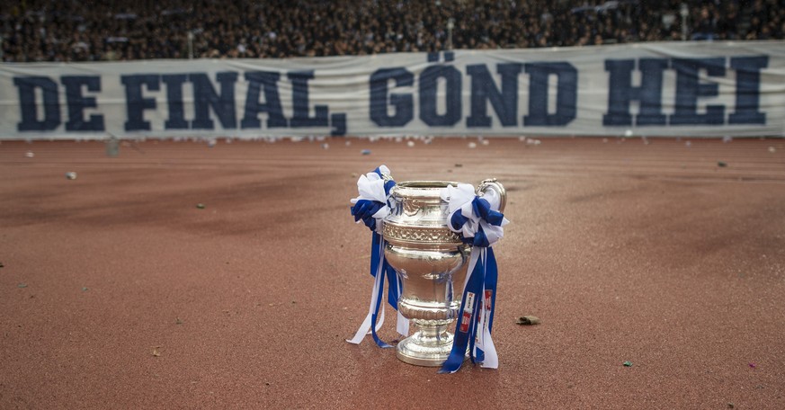 Der Pokal steht vor der Suedkurve im Schweizer Fussball Cup Final zwischen dem FC Lugano und dem FC Zuerich , im Stadion Letzigrund in Zuerich, am Sonntag, 29. Mai 2016. (KEYSTONE/Ennio Leanza)