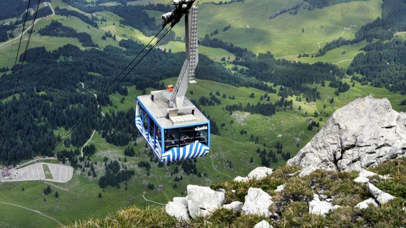 ARCHIVBILD - ZUR VORUEBERGEHENDEN EINSTELLUNG DES BAHNBETRIEBS DER SAENTIS SCHWEBEBAHN AG, AM FREITAG, 18 JANUAR 2019, STELLEN WIR IHNEN FOLGENDES BILDMATERIAL ZUR VERFUEGUNG - Die blau-weiss gestreif ...