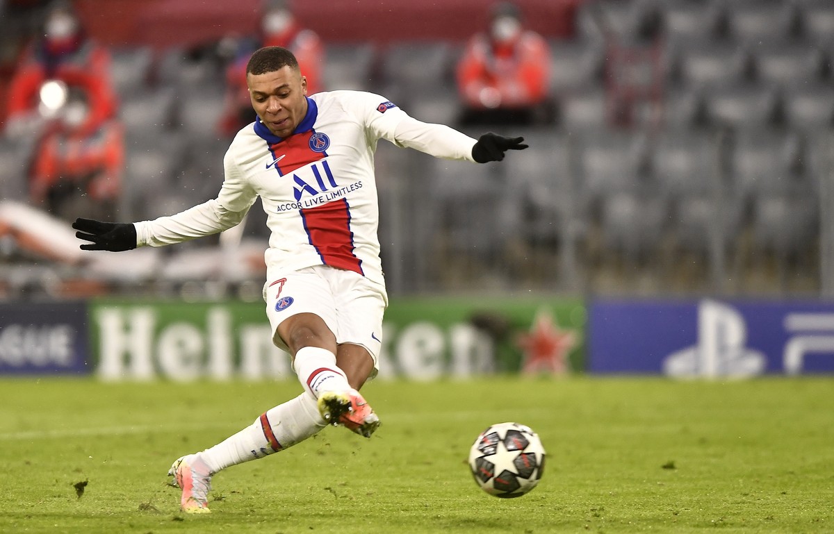 epa09121304 PSG's Kylian Mbappe in action during the UEFA Champions League quarterfinal, 1st leg soccer match between FC Bayern Muenchen and Paris Saint-Germain in Munich, Germany, 07 April 2021. ...