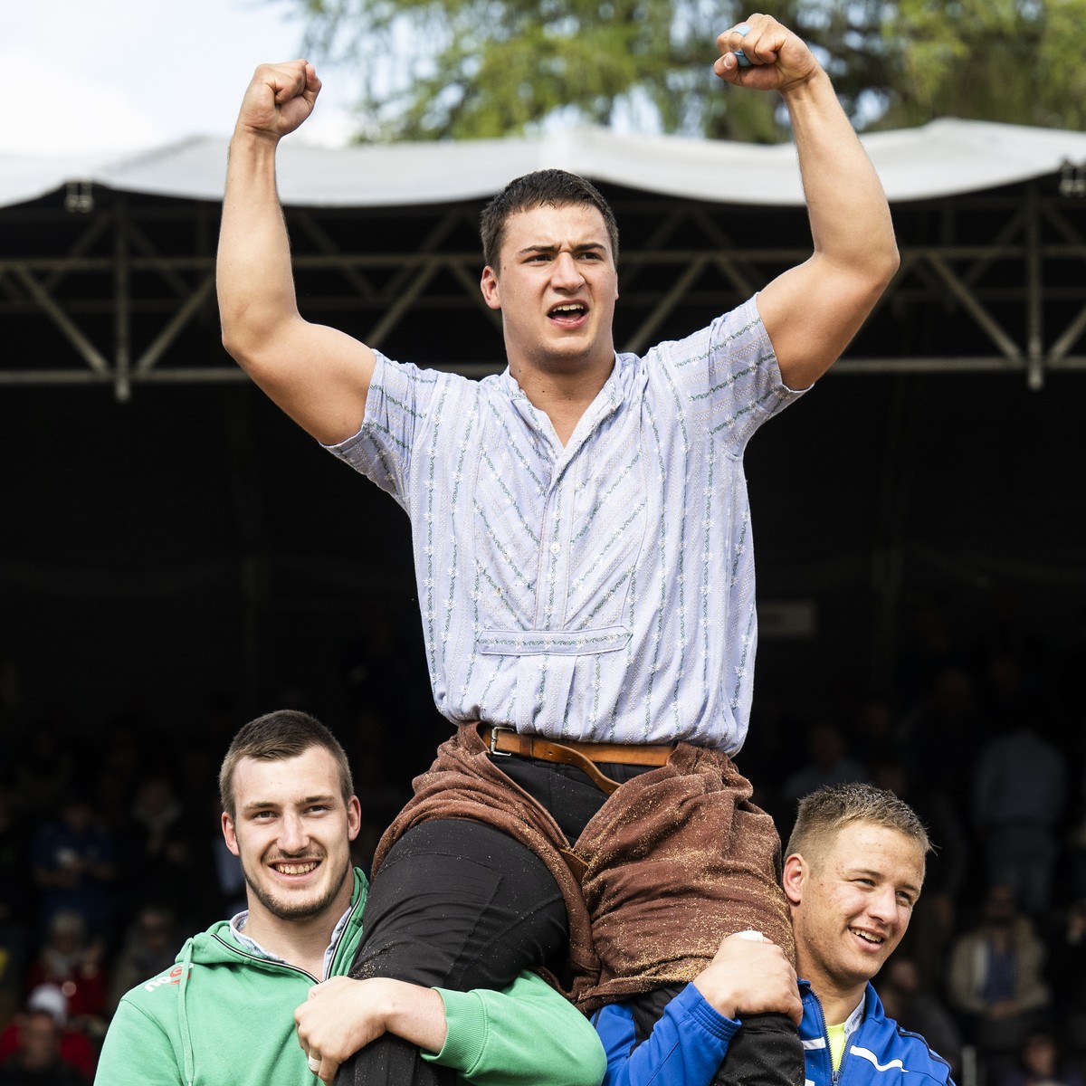 Der Toggenburger Werner Schlegel gewinnt gegen den Zuercher Samir Leuppi, im Schlussgang, am St. Galler Kantonalschwingfest, am Sonntag, 29. Mai 2022, in Wil. (KEYSTONE/Gian Ehrenzeller).