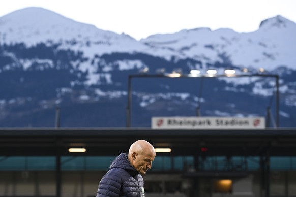 St. Gallens Trainer Peter Zeidler im Fussball Super League Spiel zwischen dem FC Vaduz und dem FC St. Gallen, am Samstag, 20. Februar 2021, im Rheinpark Stadion in Vaduz. (KEYSTONE/Gian Ehrenzeller)