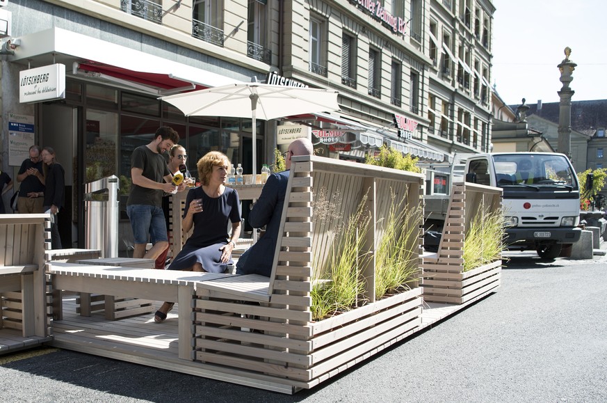 Gemeinderaetin Ursula Wyss, Mitte, sitzt auf einer Bank in einem Begegnungsraum mit sogenannten Parklets in der Zeughausgasse, am Freitag, 17. August 2018, in Bern. Im Rahmen eines Pilotprojektes inst ...