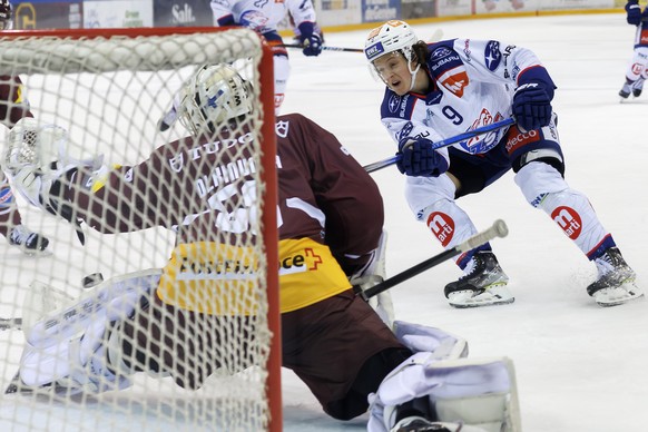 Lions&#039; forward Vinzenz Rohrer #9 scores the 2:5 against Geneve-Servette&#039;s goaltender Jussi Olkinuora, during a National League regular season game of the Swiss Championship between Geneve-Se ...