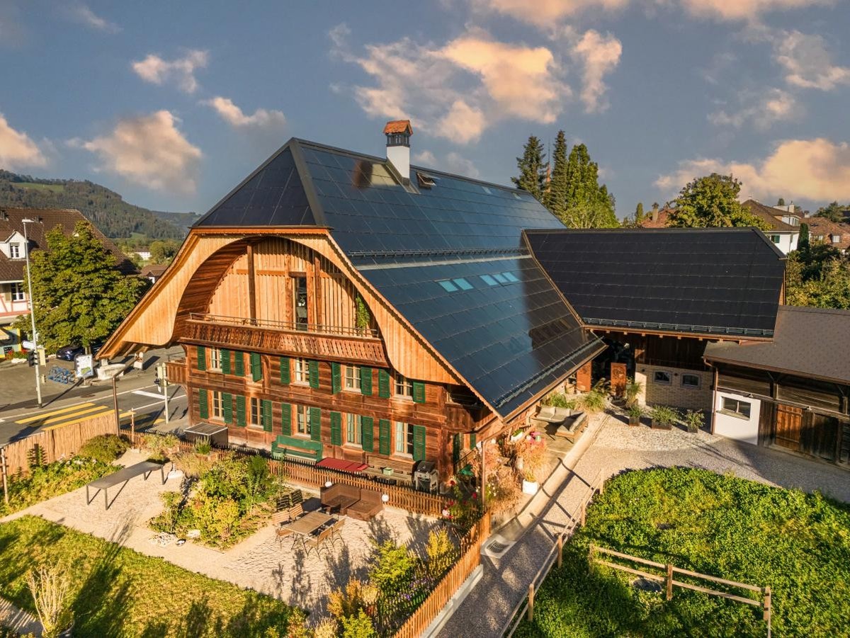 Dieses denkmalgeschützte Bauernhaus von 1813 in Münsingen BE erreicht mit der Photovoltaikanlage eine Eigenenergieversorgung von 142 % pro Jahr.