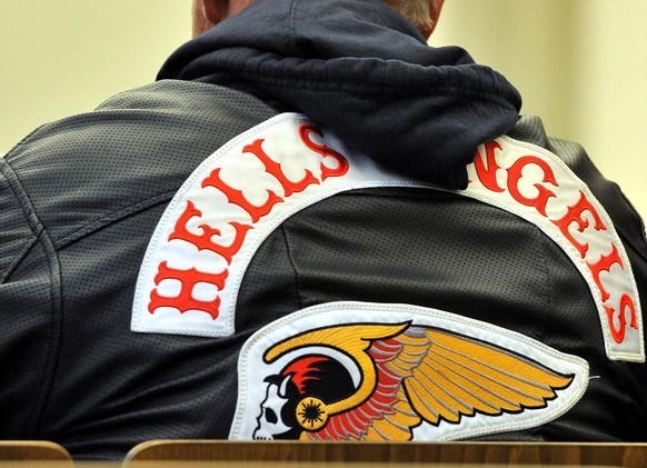 Ein Mitglied der Hells Angels lesen am am Mittwoch (27.10.10) in Koblenz im Zuschauerbereich des Verhandlungsraums der 3. Strafkammer des Landgerichts eine Tageszeitung. Ein anderes Hells Angels-Mitgl ...