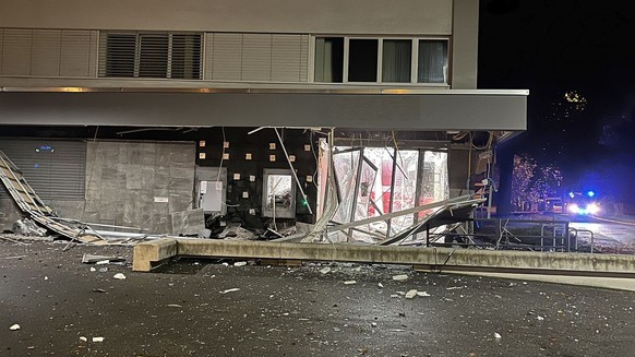 So sieht es nach der Explosion am Tatort an der Hauptstrasse in Aesch BL aus.