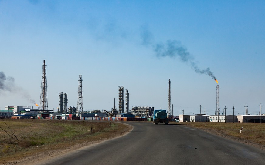 Ölgewinnung in der Wüste in Kasachstan.