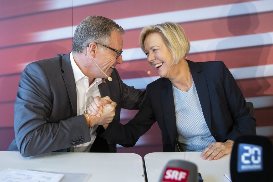 Andreas Meyer, CEO SBB, links, und VR-Praesidentin Monika Ribar geben sich nach einer Medienkonferenz die Hand, am Mittwoch, 4. September 2019 in Bern. Andreas Meyer kuendigte seinen Ruecktritt an. (K ...