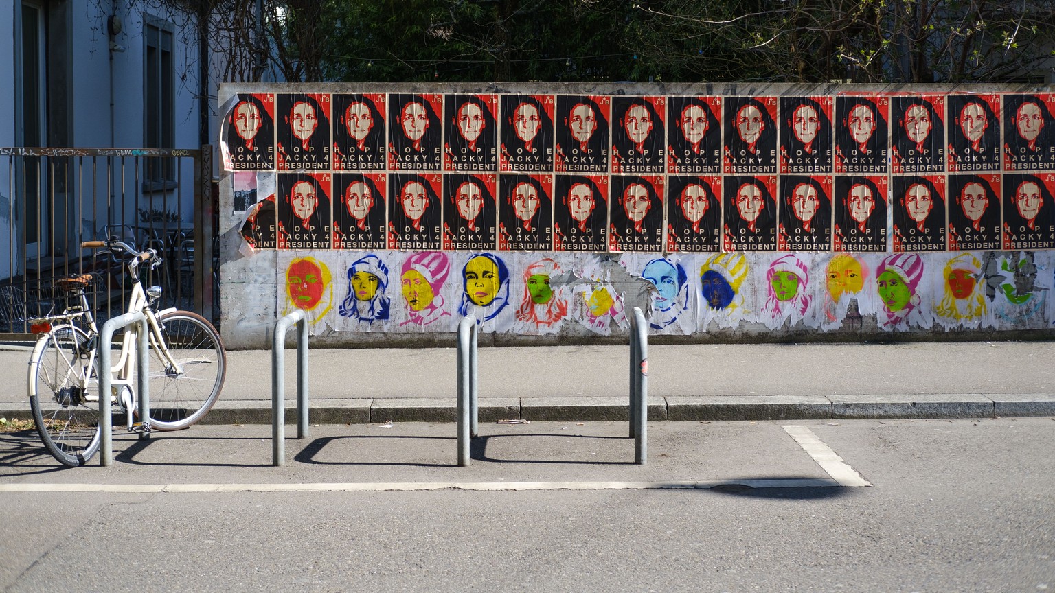 Plakate von SP-Politikerin Jacqueline Badran, gezeichnet im Stil des beruehmten Wahlplakatsujets des frueheren US-Praesidenten Barack Obama, mit dem Schriftzug &quot;Hope Jacky 4 President&quot;, foto ...