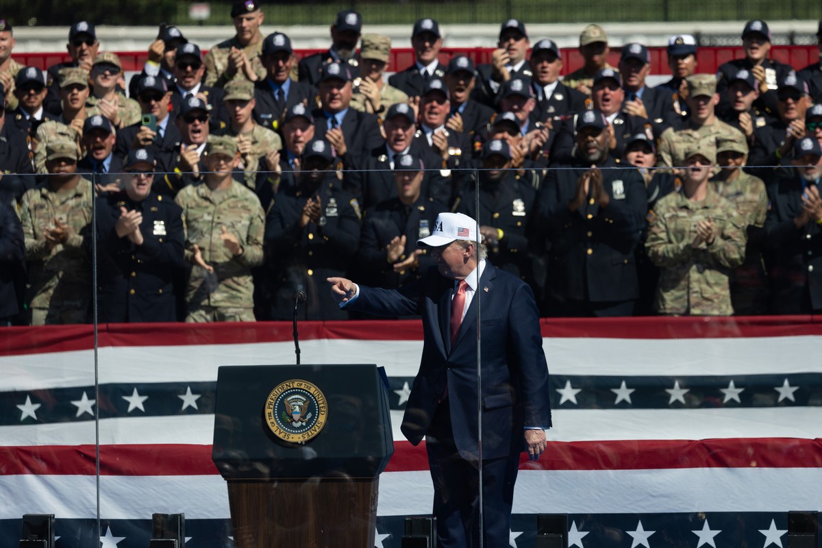 epa13222965 US President Donald J. Trump (C) delivers remarks during the Steel Across America event on the Ellipse in Washington, DC, USA, 08 September 2026. A 16,000-pound, 21-foot steel beam recover ...
