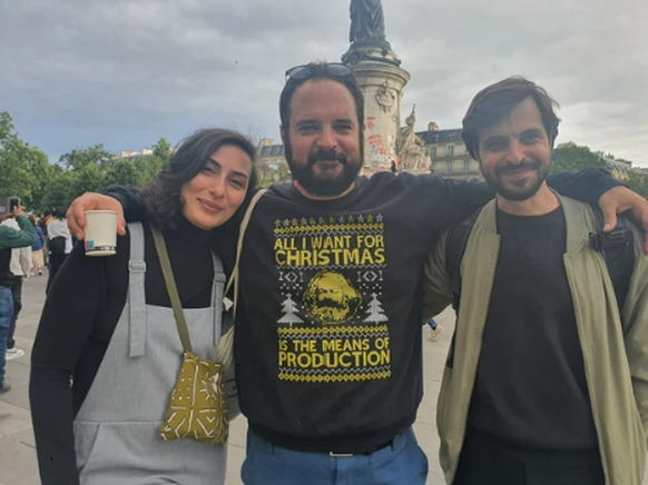 atsonKarima, Anthony und Selim, die am 7. Juli 2024 zur Unterstützung der Neuen Volksfront auf dem Place de la République gekommen sind.