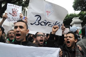 Gegner des algerischen Staatschefs Abdelaziz Bouteflika auf der Strasse: «Barakat» («Es reicht»)