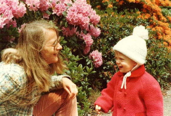 1975 mit Söhnchen Florian vor blühendem Rhododendron.