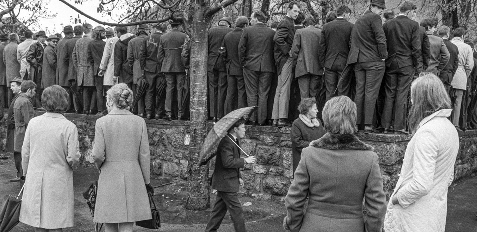 Frauen an der Landsgemeinde in Stans, Kanton Nidwalden, Schweiz, aufgenommen am 26. April 1970. Die maennlichen Eidgenossen entschieden ohne ihre weiblichen Miteidgenossinnen, nicht zuletzt auch ueber ...