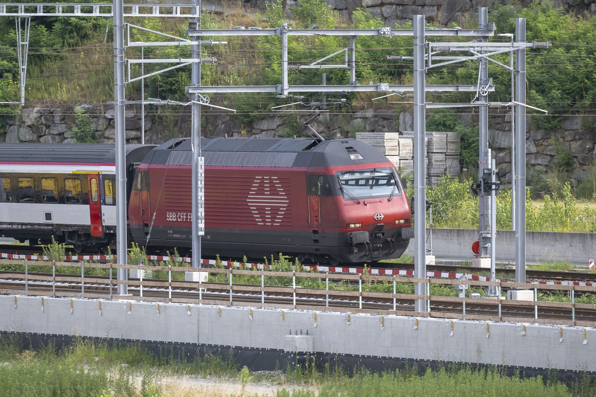 Uebersichtsbild der aktuellen Bauarbeiten am Dienstag, 06. August 2024, der neuen SBB / CFF / FFS Werkstaetten in Arbedo-Castione. Dort sollen in Zukunft 360 Mitarbeitende und 80 Lehrlinge Platz finde ...