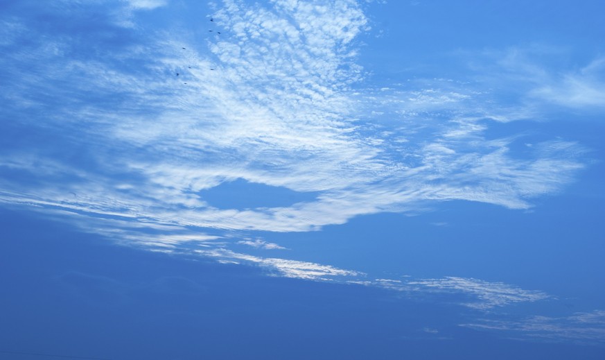 Schleierwolken auf blauem Himmel