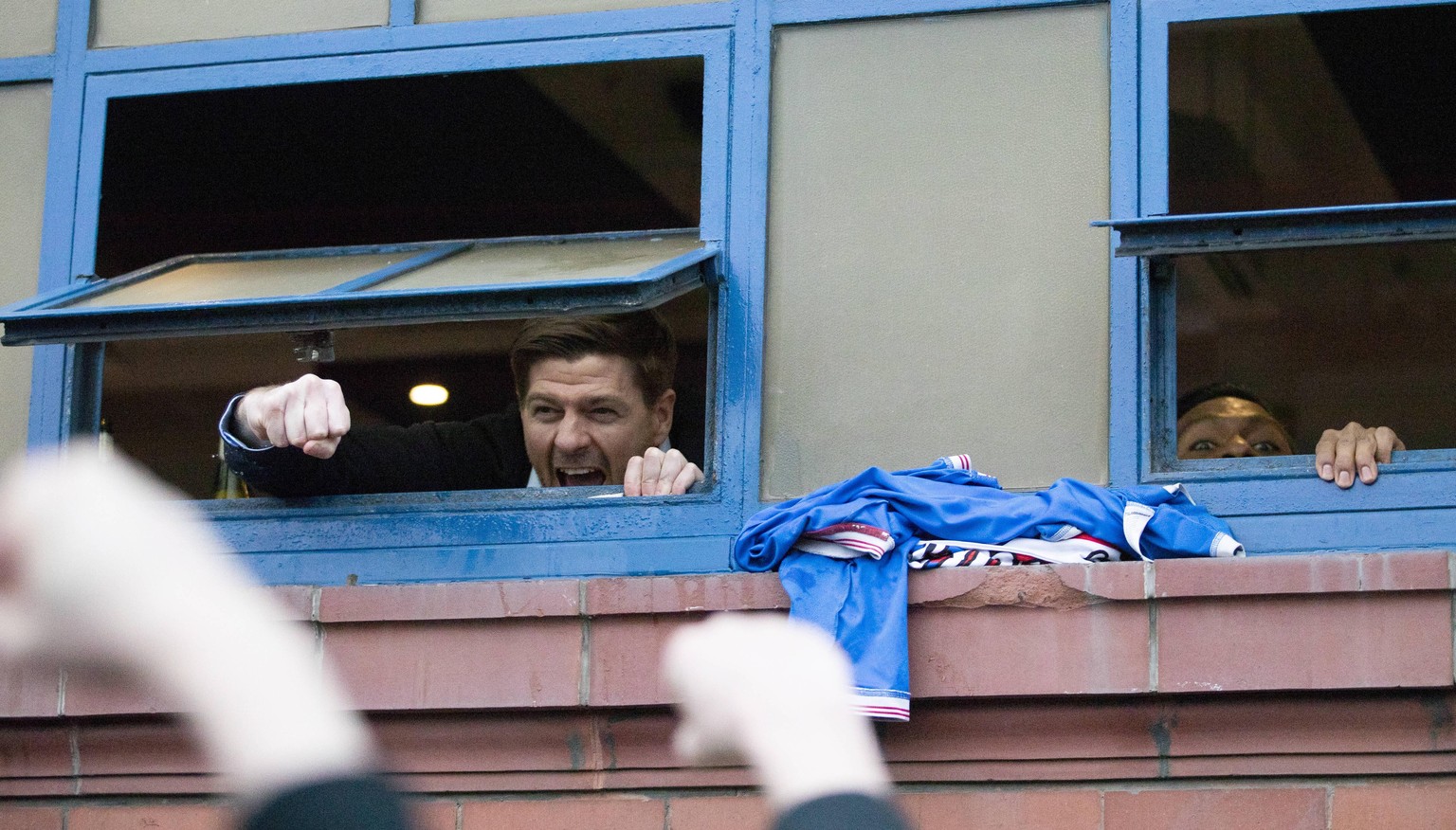 Steven Gerrard feiert mit den Fans den 55. Titel der Glasgow Rangers.