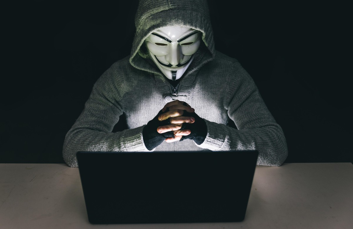 anonymous en face de l'ordinateur