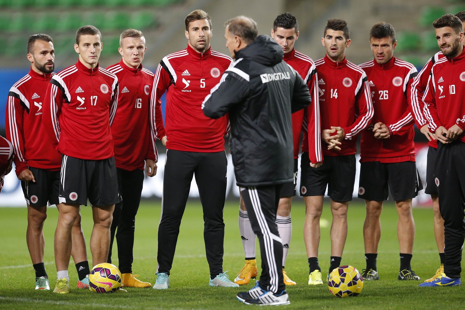 Die albanischen Nationalspieler hören bei Gianni De Biasi ganz genau hin.