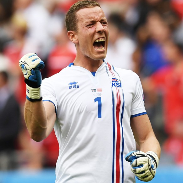 <strong>Hannes Halldorsson</strong> (32-jährig, Klub Nijmegen/NED): Bis 2005 noch Hobby-Goalie und 105 kg schwer, bis vor zwei Jahren überaus kreativer Filmregisseur. Fertigte 2012 den Videoclip zu Islands Beitrag am Eurovision Song Contest. Ein Jahr später als Familienvater, Fussball- und Videoprof