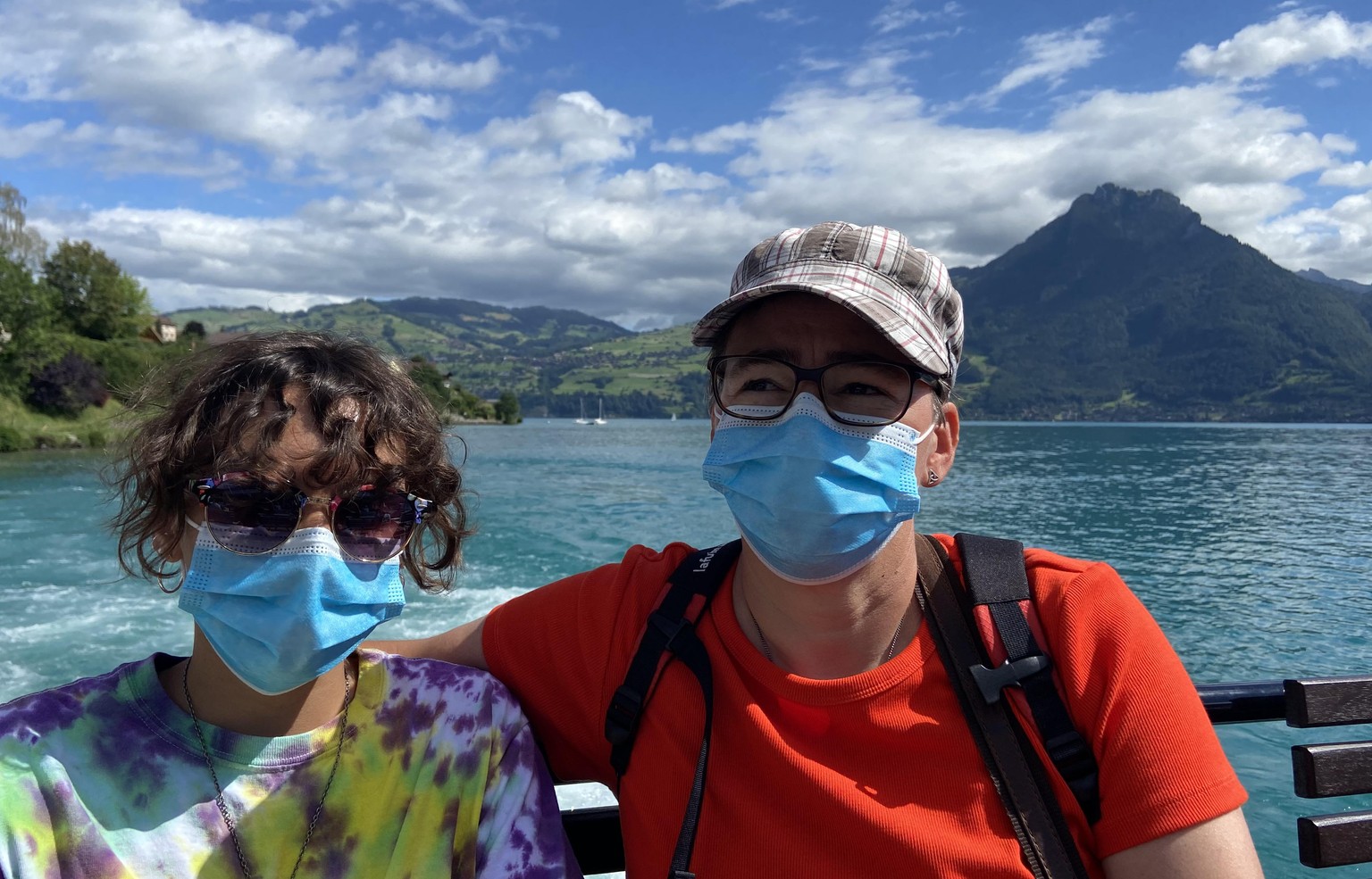 Yvonne (rechts) stört an der Maskenpflicht, dass sie die Mimik der Gesprächspartnerin nicht mehr erkennt. «Da geht etwas verloren».