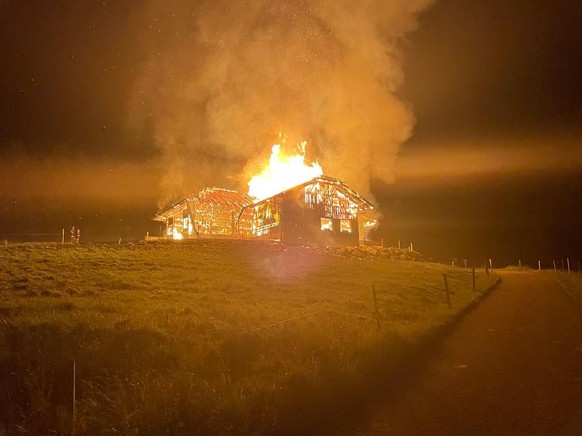 Die Hütte bei Corbières steht in Flammen.