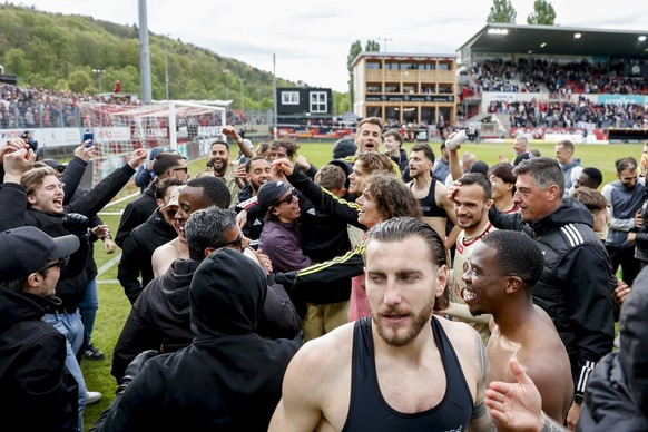 Servette Spieler bejubeln mit den Fans den Sieg beim Halbfinal des Schweizer Fussball Cups zwischen dem FC Winterthur und Servette FC am Sonntag, 28. April 2024, auf der Schuetzenwiese in Winterthur.  ...