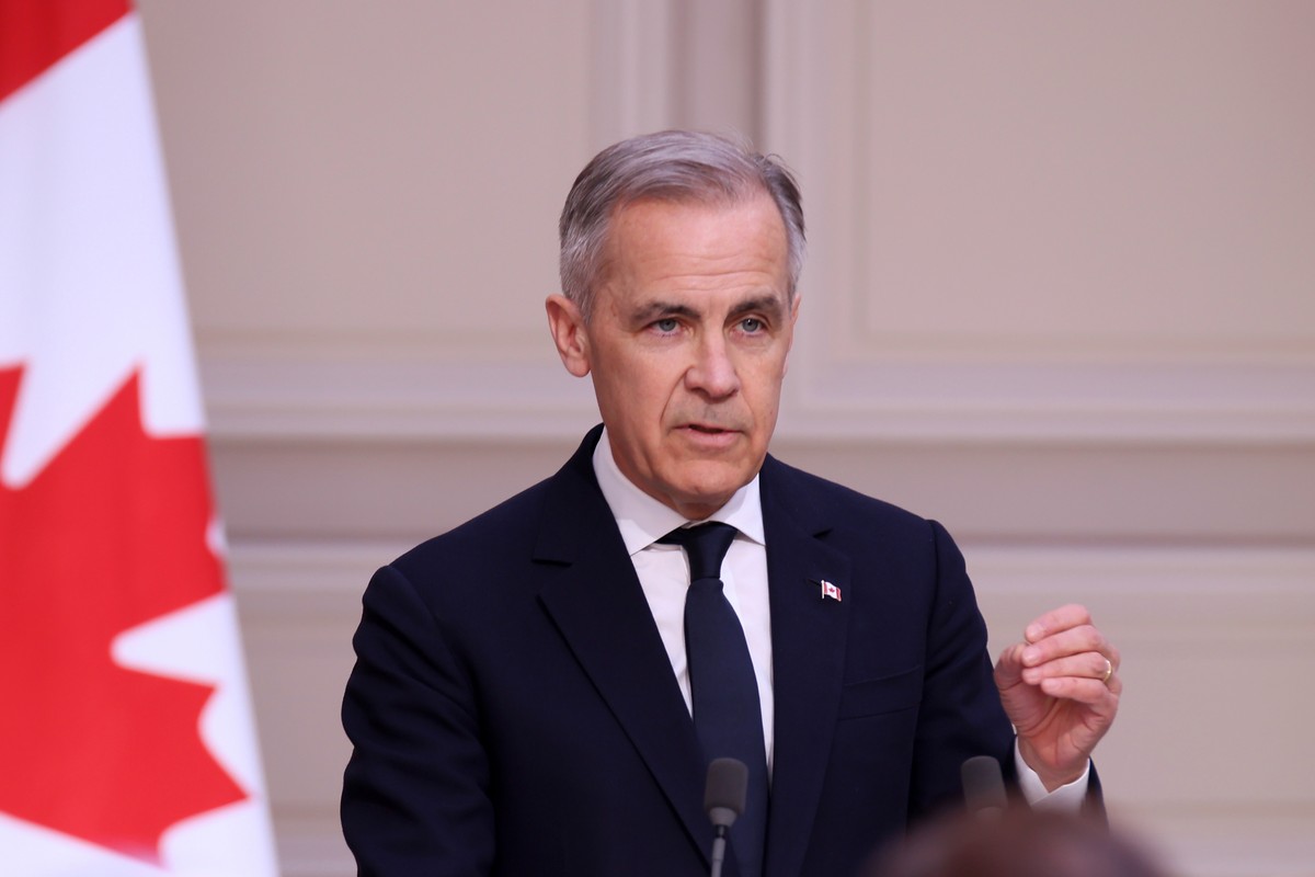 epa11969691 Canada's Prime Minister Mark Carney gives a joint statement with the French president during their meeting at the Elysee Palace in Paris, France, 17 March 2025. EPA/Thomas Padilla / P ...