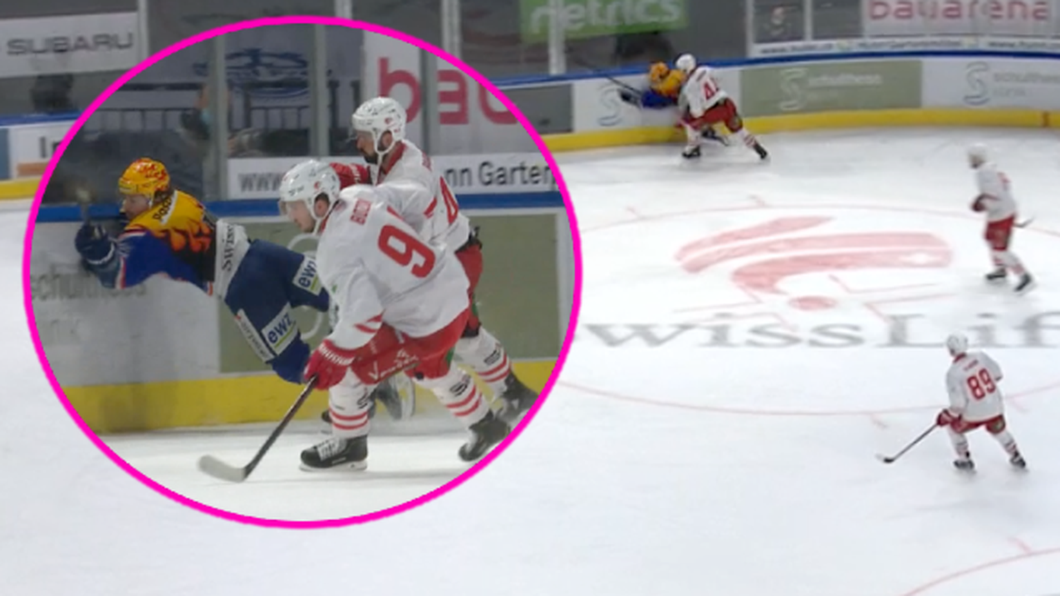 Barbiero checkt Andrighetto von hinten in die Bande.