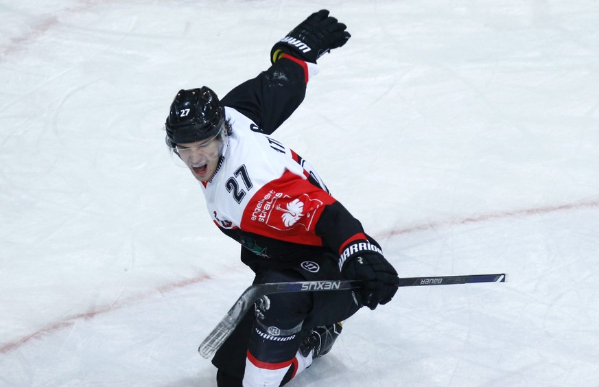 epa05623155 Fribourg&#039;s Yannick Rathgeb, celebrats his winning goal during the ice hockey Champions League match 1/8 Final between HC Fribourg-Gotteron and KalPa Kuopio of Finland, in Fribourg, Sw ...