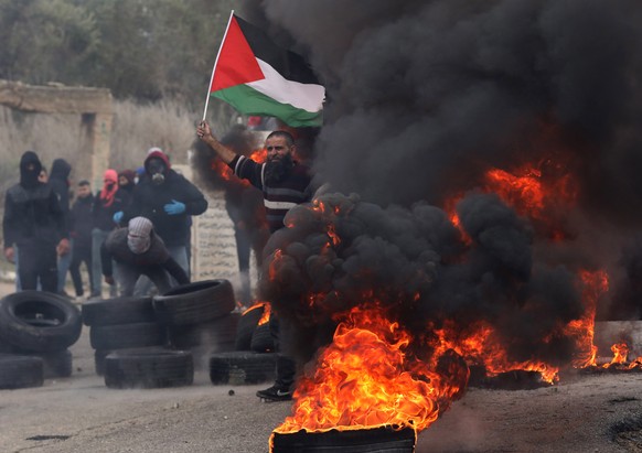 epaselect epa09655061 Palestinians clash with Israeli soldiers at Burqa village near the West Bank city of Nablus, 23 December 2021. Clashes erupt after Israeli settlers arrived to protest near the vi ...